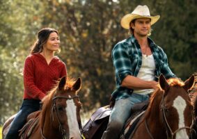 Sátira de The Bachelor e romance se misturam em novo filme de Miranda Cosgrove, Confira a crítica de A Paris Errada, da Netfliz.