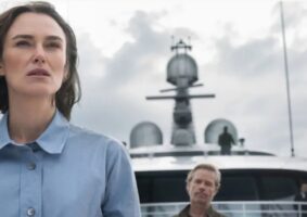 Crítica de "A Mulher na Cabine 10", suspense psicológico da Netflix, que adapta o thriller de Ruth Ware. Com Keira Knightley .