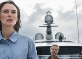 Crítica de "A Mulher na Cabine 10", suspense psicológico da Netflix, que adapta o thriller de Ruth Ware. Com Keira Knightley .
