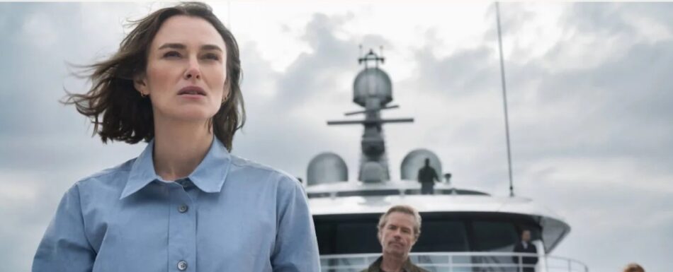 Crítica de "A Mulher na Cabine 10", suspense psicológico da Netflix, que adapta o thriller de Ruth Ware. Com Keira Knightley .