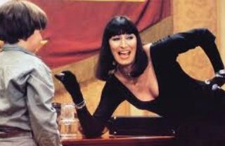 Convenção das Bruxas é um clássico dos anos 1990, equilibrando fantasia juvenil com terror genuíno. Relação avó e neto marca adaptação.