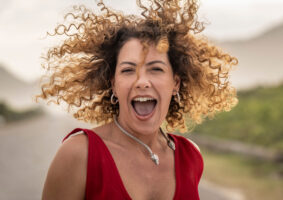 "Uma Mulher Sem Filtro" é uma crônica divertida e facilmente relacionável sobre os desafios da mulher moderna. Leia as críticas