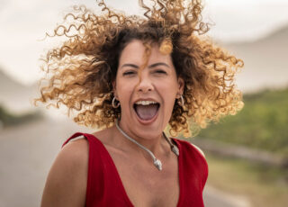 "Uma Mulher Sem Filtro" é uma crônica divertida e facilmente relacionável sobre os desafios da mulher moderna. Leia as críticas