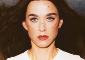 O Significado de "Bandaids Over a Broken Heart" e a evolução emocional de Katy Perry na música que ilustra o término com Orlando Bloom.