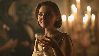 Além de Poirot e Miss Marple: O brilho da nova protagonista na série "Os Sete Relógios de Agatha Christie" da Netflix.