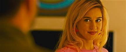 Confira a crítica de Vingança (2017). O terror brutal e genial de Coralie Fargeat antes do sucesso de A Substância.